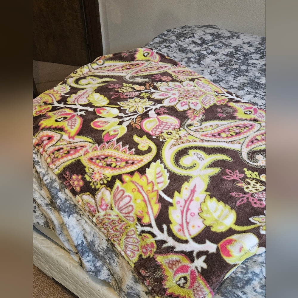 Two Small Throw Blankets - Picture 2 of 3